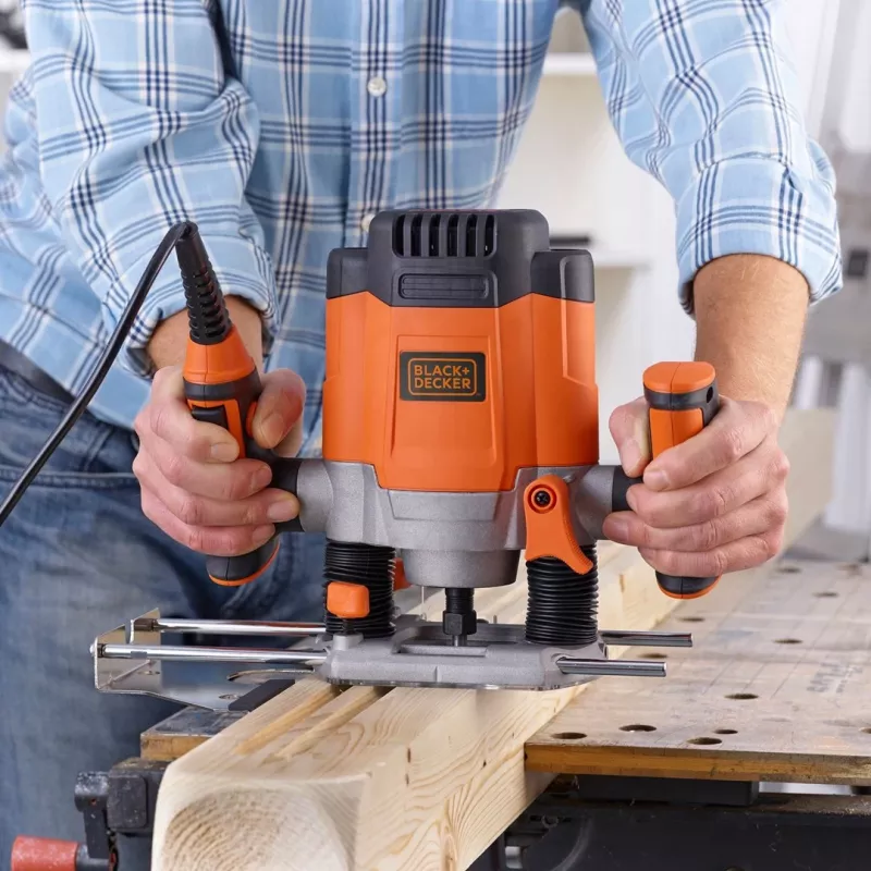 Router/Trimmer Black & Decker KW1200EKA-QS — kompaktná horná fréza s nastaviteľnou hĺbkou, ergonomický dizajn