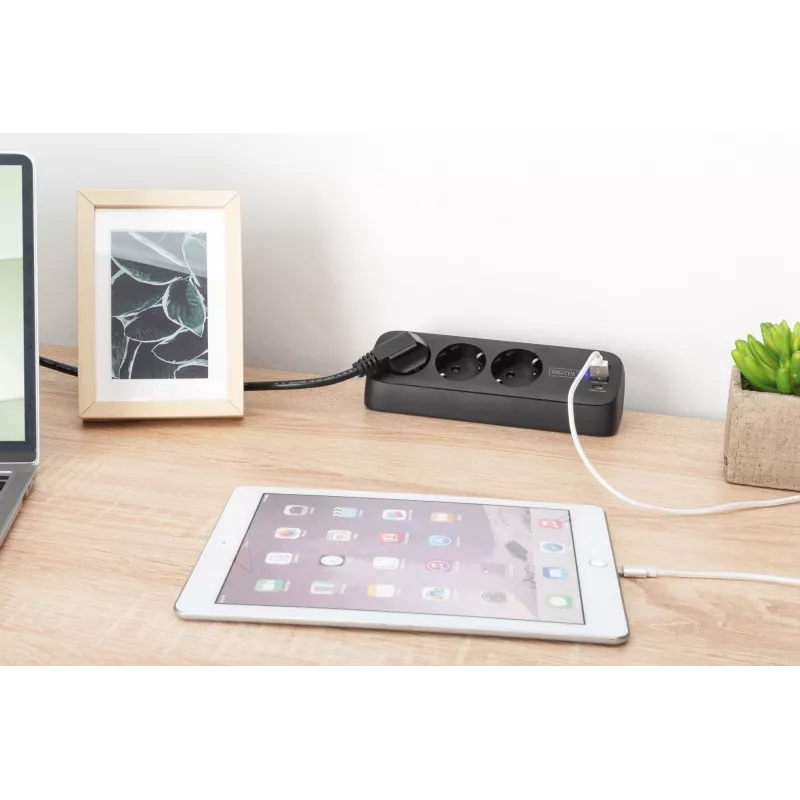 Predlžovacia zásuvka DIGITUS 3-násobná s 2×USB-A & 1×USB-C, 3 AC zásuvky Typ E/F, 1,5 m kábel, čierna