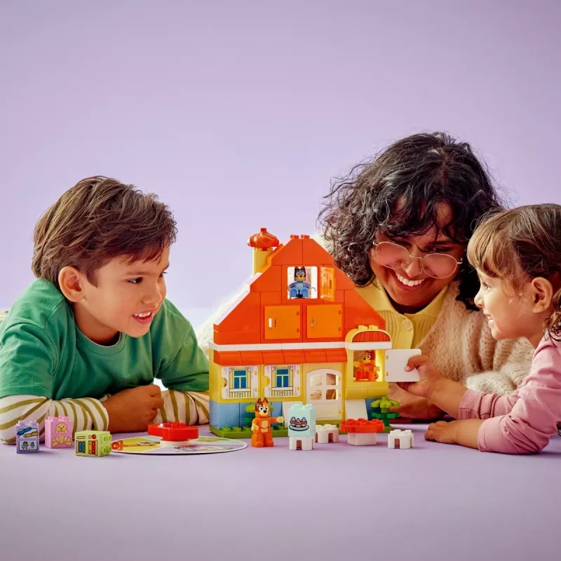 Stavebná hračka LEGO Bluey Rodinný dom s pamäťovou hrou 10459 — 83 dielov, 3 minifigúrky, vek 3+