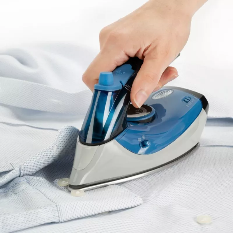 Cestovná parná žehlička Black+Decker BXIR1000E