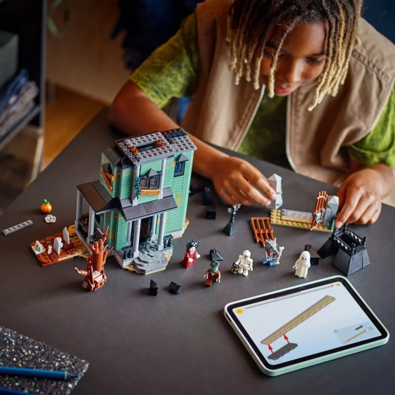Stavebná hračka LEGO Creator 3-in-1 Strašidelný dom model 31167 – 736 dielov, 3 modely, 5 minifigúrok