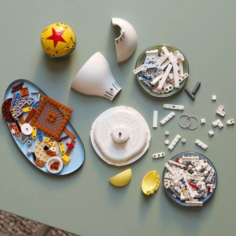 Stavebnica LEGO Ideas model 21357 — Luxo Jr., 613 dielov, 290×140×110 mm
