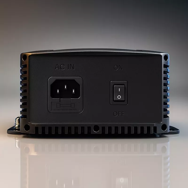 Qoltec 51952 inteligentná nabíjačka Monolith pre batérie LiFePO4/AGM/GEL/SLA, 10 A, 24 V