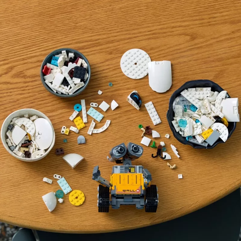 LEGO Disney Pixar 43279 WALL-E a EVE stavebnica, 811 dielikov, 18+