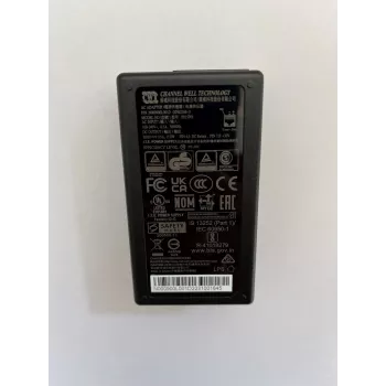 PoE adaptér Cambium Networks N000900L001D — Gigabit Ethernet, 30 V PoE, 15 W výstup, 90–264 V AC vstup