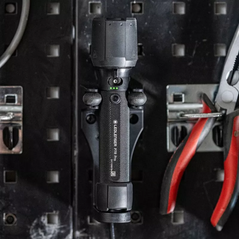 Ručná baterka Ledlenser P7R Pro čierna LED