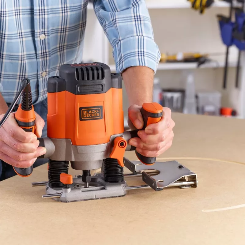 Router/Trimmer Black & Decker KW1200EKA-QS — kompaktná horná fréza s nastaviteľnou hĺbkou, ergonomický dizajn