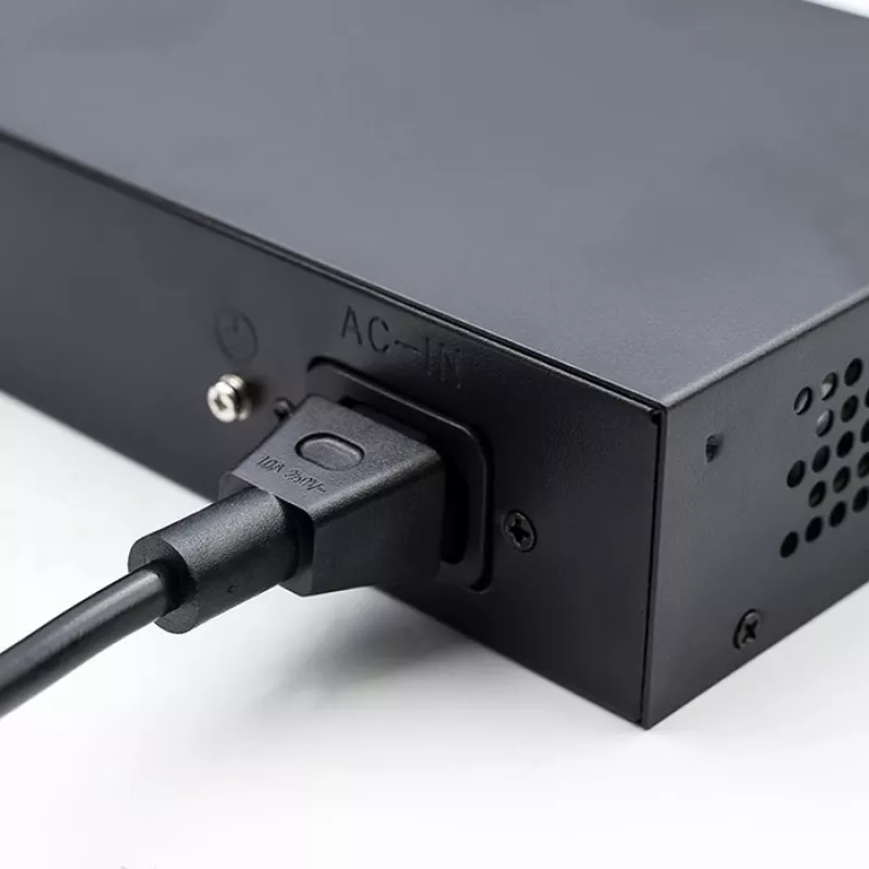 Ethernet PoE switch QOLTEC 52296 — 4x RJ45 PoE porty, 1x RJ45 uplink