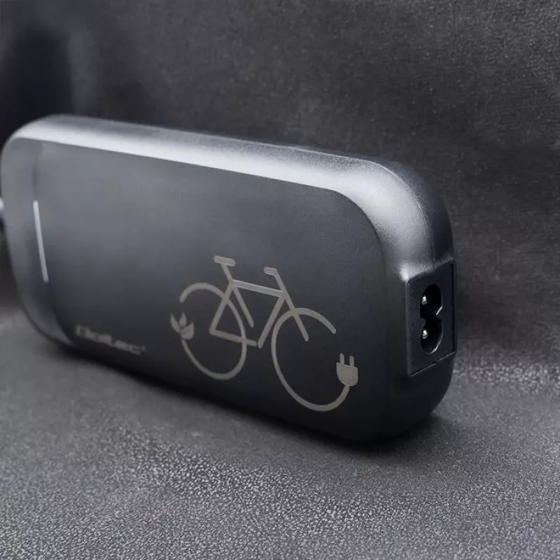 Nabíjačka na e-bike QOLTEC 50332 — výstup 36V/42V, 2A, konektor 5,5×2,1 mm