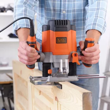 Router/Trimmer Black & Decker KW1200EKA-QS — kompaktná horná fréza s nastaviteľnou hĺbkou, ergonomický dizajn