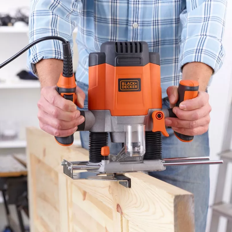 Router/Trimmer Black & Decker KW1200EKA-QS — kompaktná horná fréza s nastaviteľnou hĺbkou, ergonomický dizajn
