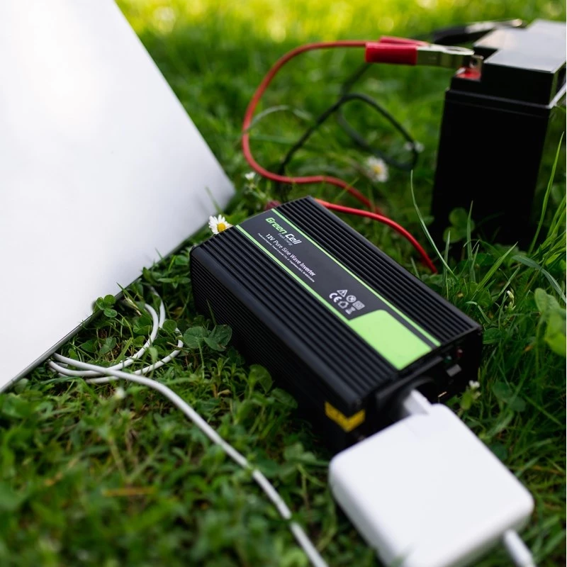 Menic napätia Green Cell INV15 3000W DC 12V na AC 230V, USB konektor, aktívne chladenie, čierna