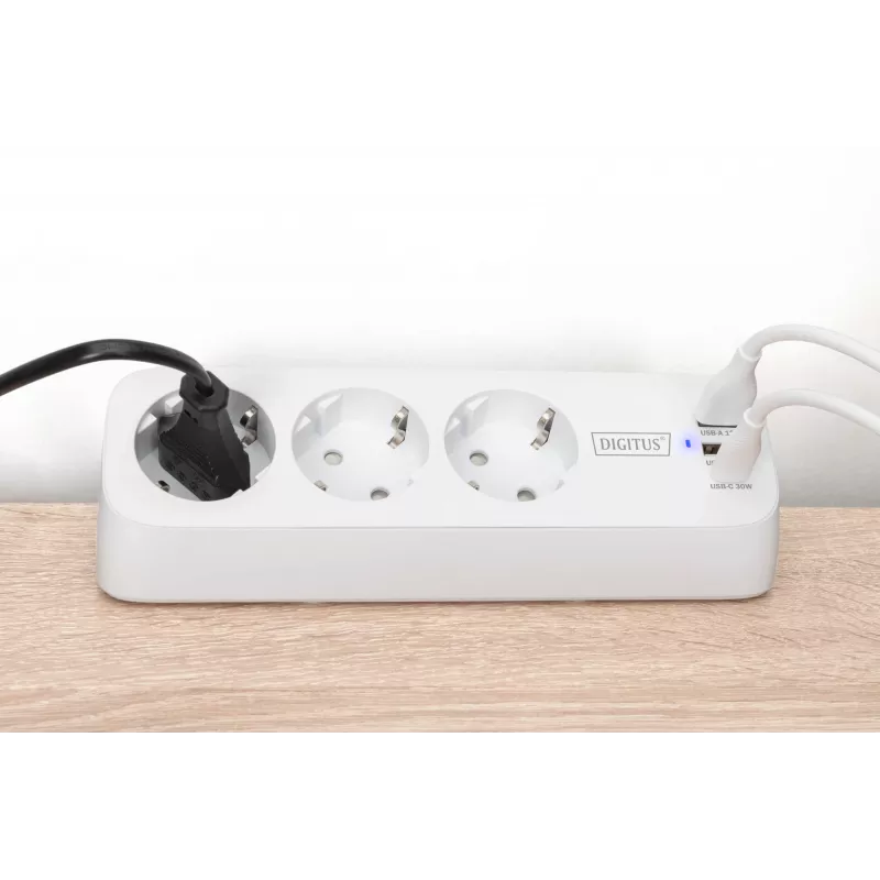 Predlžovacia zásuvka DIGITUS 3-násobná s 2×USB-A a 1×USB-C, 3 AC zásuvky typ E/F, 1,5 m kábel, biela