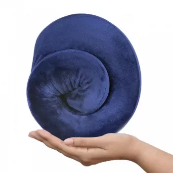 Cestovný podhlavník Qmed DRQE3J1CDXUXP — kontúrovaný ergonomický PU penový, 240×230×125 mm, hustota 45 kg/m³, granátovo červená