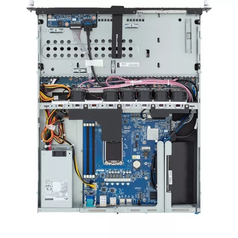 Rackový server GIGABYTE R123-X00-AA01 1U — platforma s jedným socketom Intel Xeon Scalable, LGA 1700, DDR5, 4 DIMM, 2,5-palcové pozície x4, 400 W napájací zdroj (80 PLUS Gold)