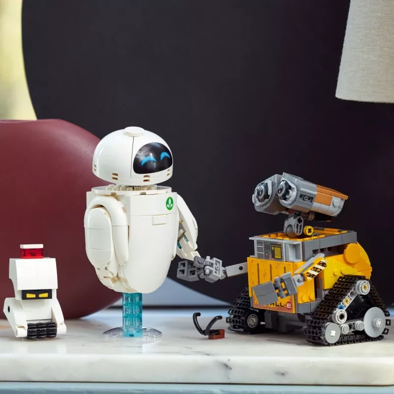 LEGO Disney Pixar 43279 WALL-E a EVE stavebnica, 811 dielikov, 18+