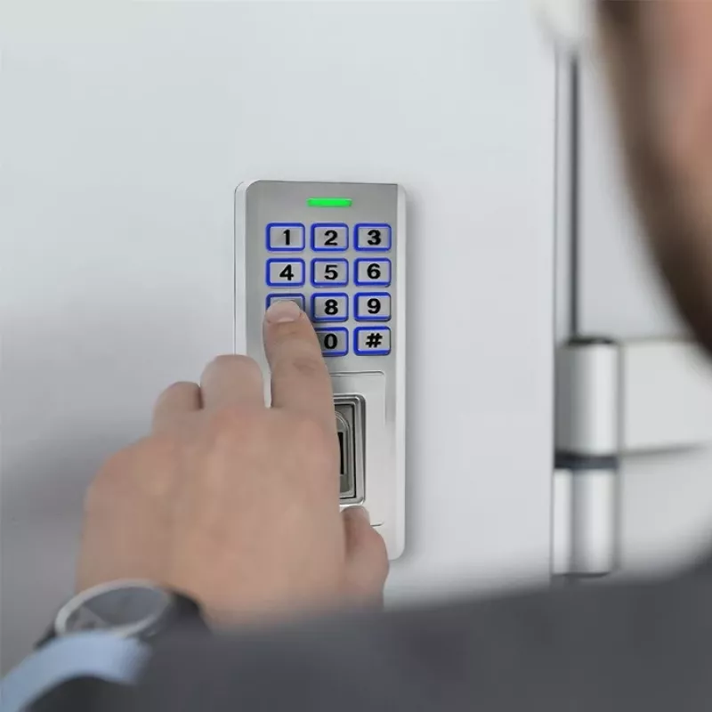 Odtlačkový a RFID kódový zámok QOLTEC 52447 s IP68 ochranou