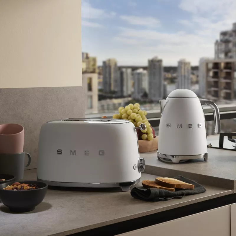Smeg rýchlovarná kanvica 50style matná biela Klf03whmeu