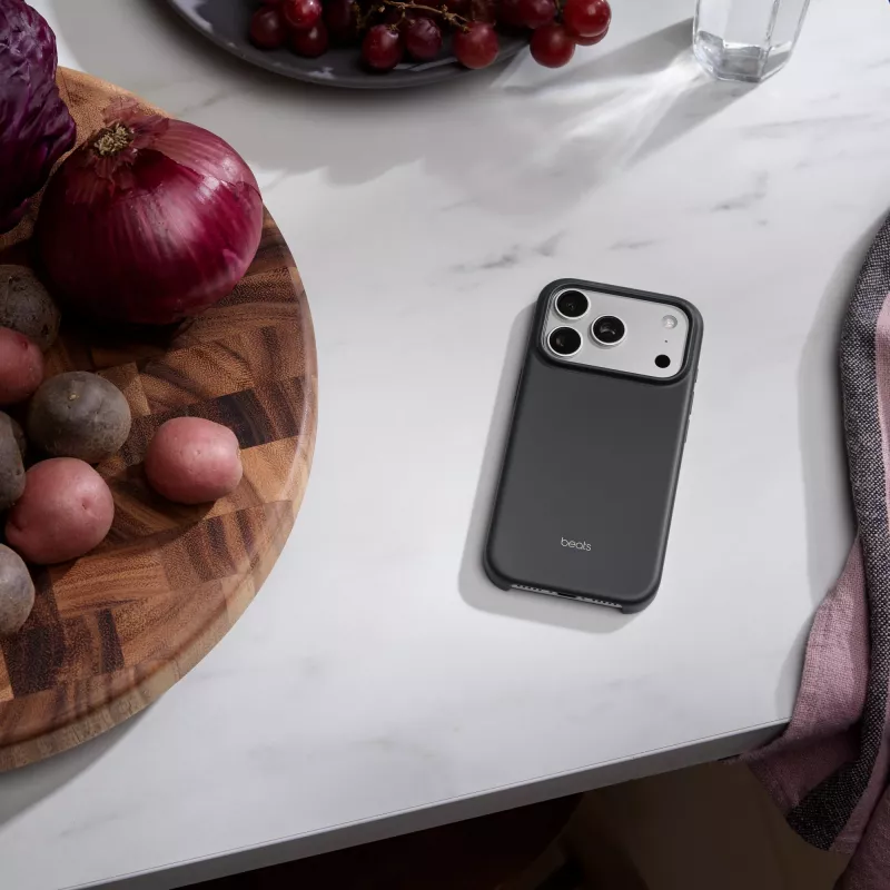Beats puzdro pre iPhone 17 Pro s MagSafe a ovládaním kamery - granitová sivá