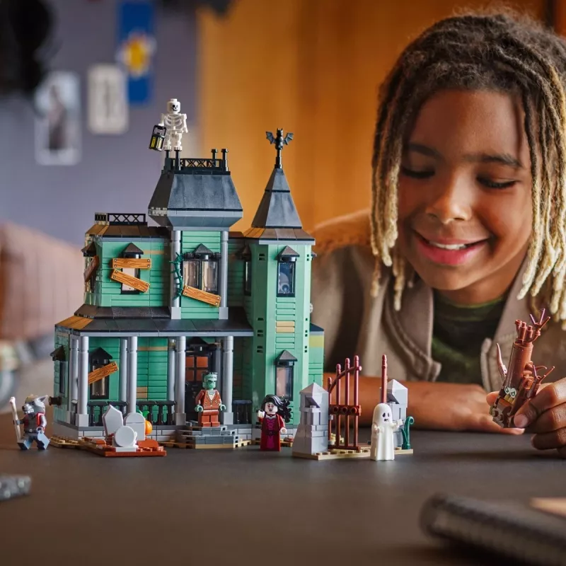 Stavebná hračka LEGO Creator 3-in-1 Strašidelný dom model 31167 – 736 dielov, 3 modely, 5 minifigúrok