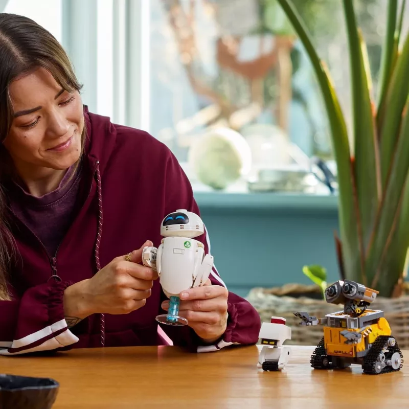 LEGO Disney Pixar 43279 WALL-E a EVE stavebnica, 811 dielikov, 18+