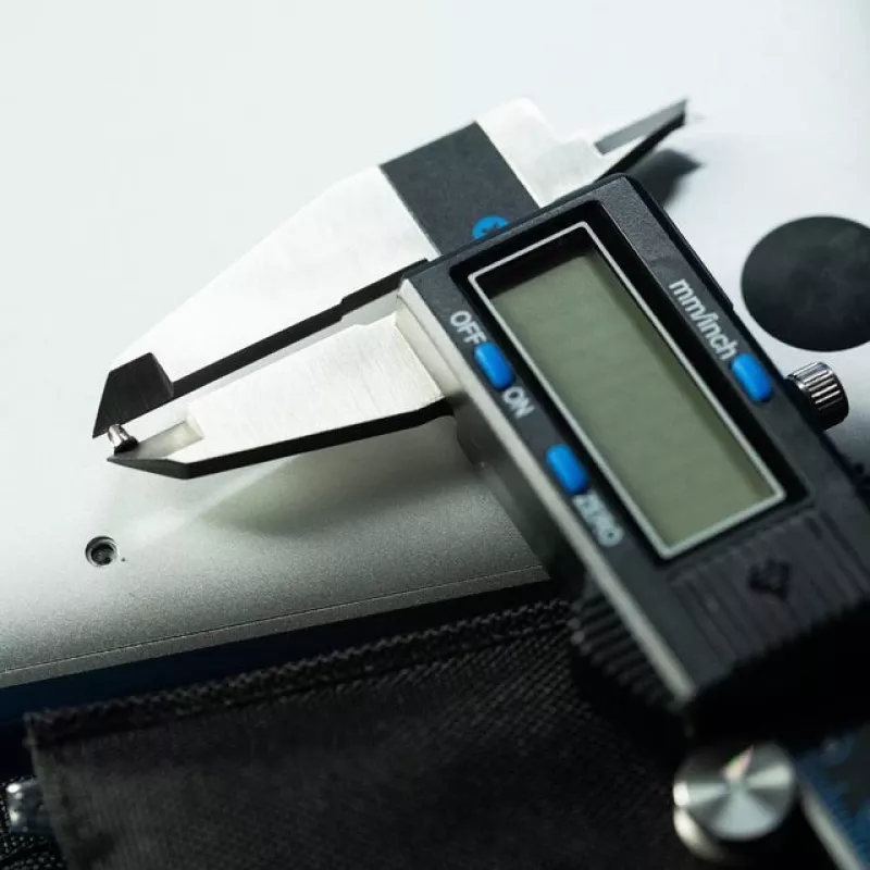 iFixit digitálne posuvné meradlo s modrým LCD displejom