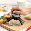 Stolný lis na cesnak Ototo Design Rockula plast nerezová oceľ čierna biela