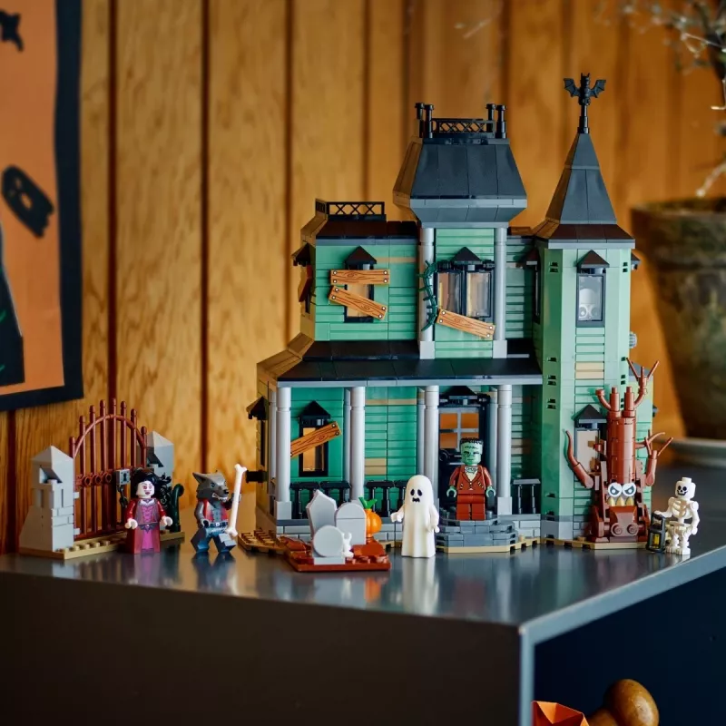 Stavebná hračka LEGO Creator 3-in-1 Strašidelný dom model 31167 – 736 dielov, 3 modely, 5 minifigúrok
