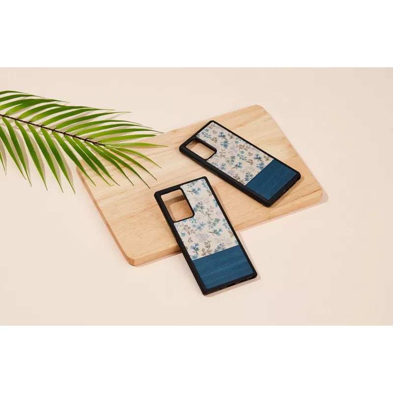 Puzdro na telefón Man and Wood Galaxy Note 20 — modrý kvet na čiernej
