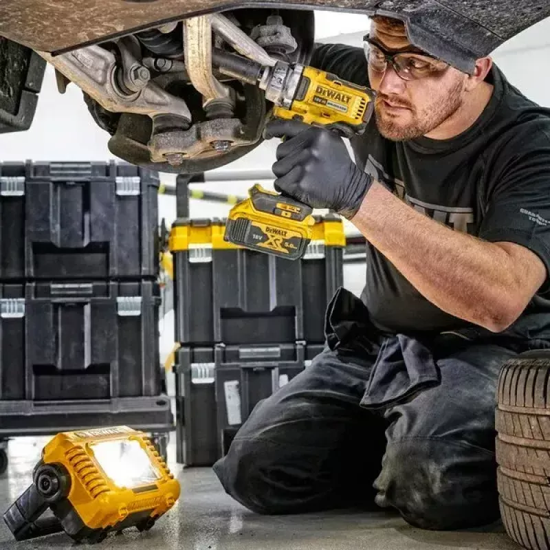Voľne stojaca pracovná lampa DeWalt DCL077-XJ, 2000 lm, IP54, bezdrôtová (batéria sa predáva samostatne)