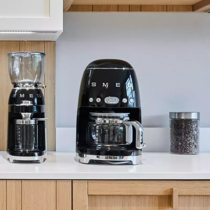 Kávovar na kvapkovú kávu Smeg 1,4 L DCF02BLEU