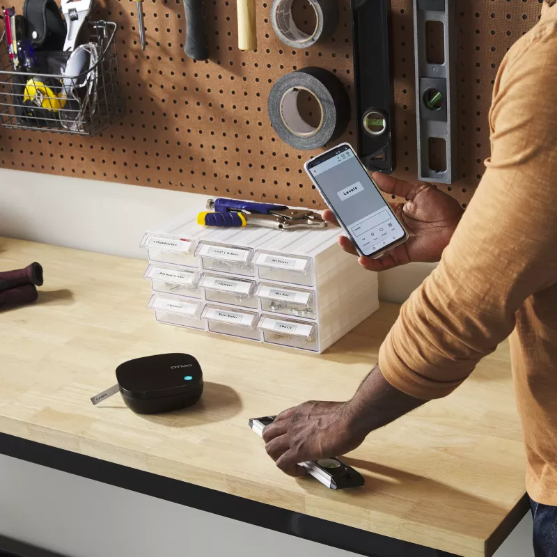 DYMO LetraTag 200B Bluetooth tlačiareň etikiet | Kompaktná tlačiareň etikiet | Pripája sa cez bezdrôtovú Bluetooth technológiu k iOS a Android | Obsahuje 1 bielu papierovú etiketovú pásku | čierna