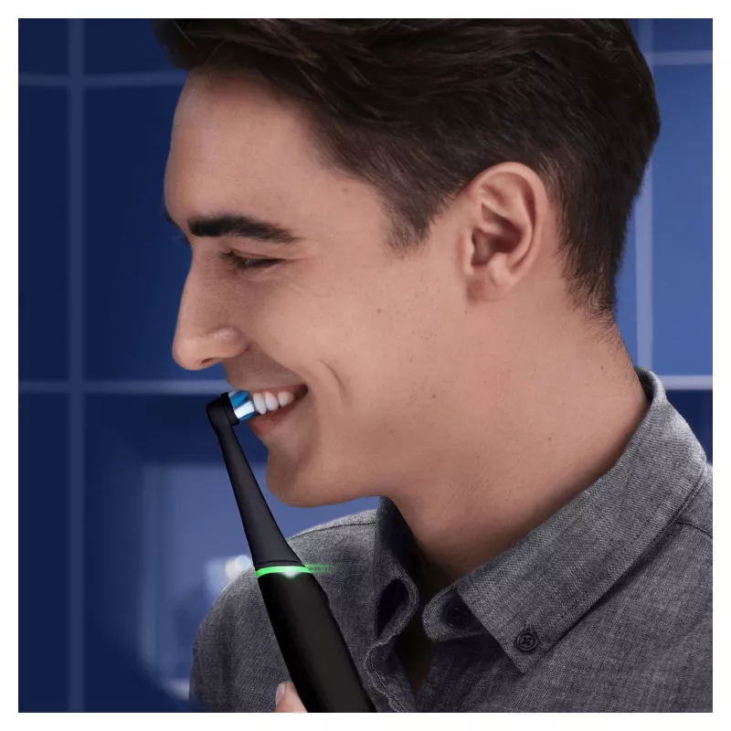 Oral-B iO 6 vibračná zubná kefka pre dospelých čierna