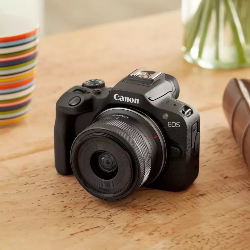 Canon EOS R100 + RF-S 18-45mm F4.5-6.3 IS STM Kit MILC 24,1 MP CMOS 6000 x 4000 pixelov čierny