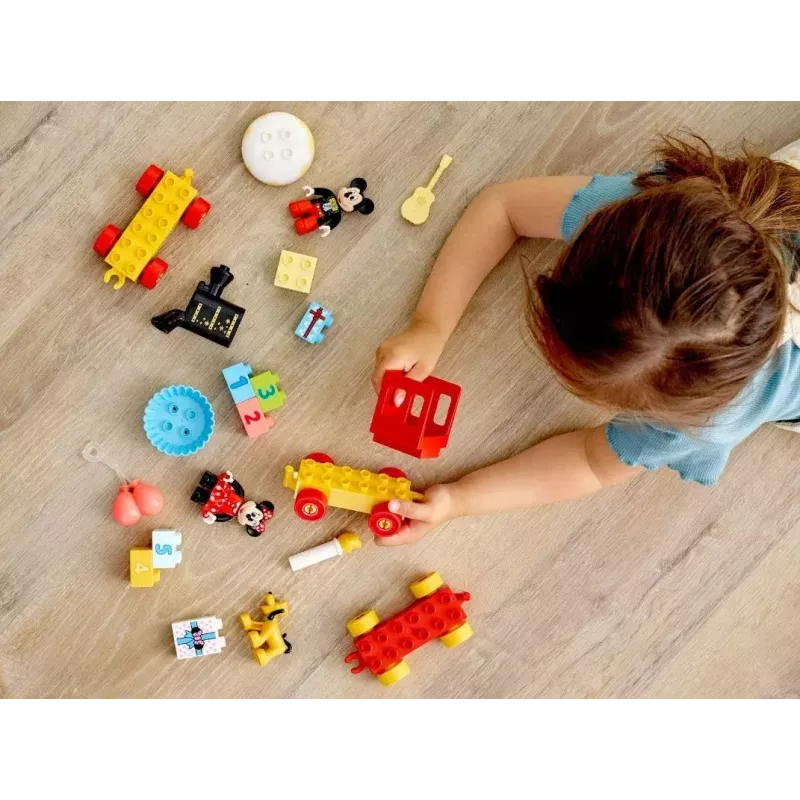 LEGO DUPLO sada 10941 Mickeyho a Minnie narodeniny – DUPLO figúrky, 22 dielov, pre deti od 2 rokov