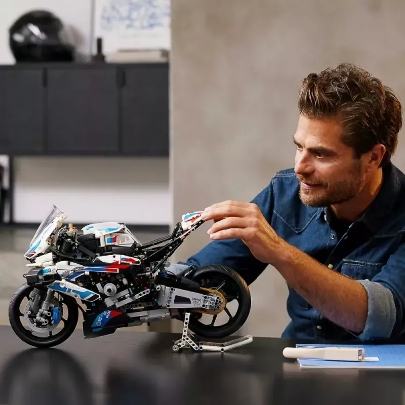 LEGO Technic model motorky BMW M1000RR 42130 s detailným motorom a funkčným odpružením