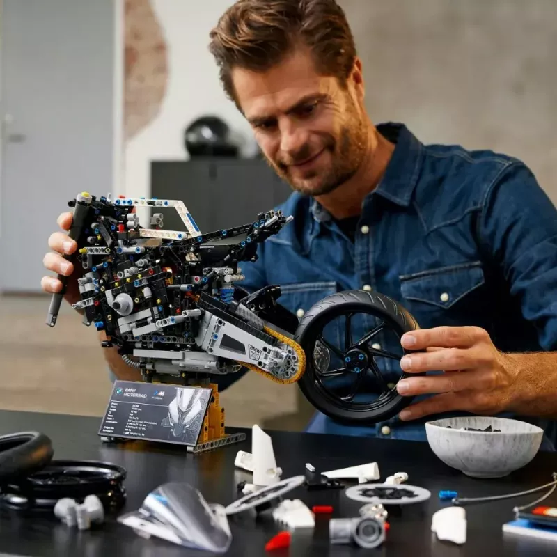 LEGO Technic model motorky BMW M1000RR 42130 s detailným motorom a funkčným odpružením