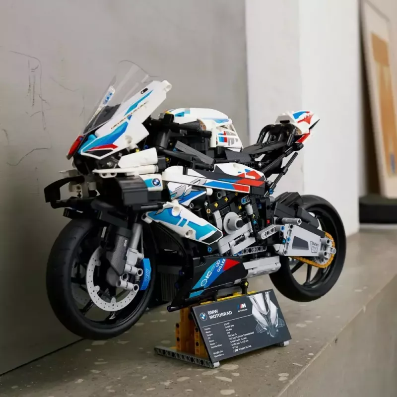 LEGO Technic model motorky BMW M1000RR 42130 s detailným motorom a funkčným odpružením