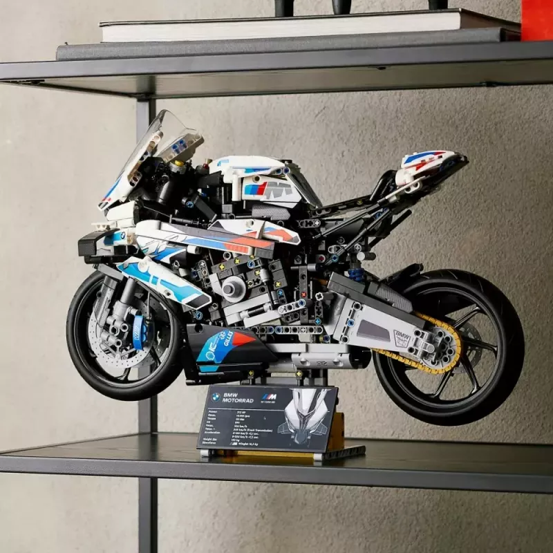 LEGO Technic model motorky BMW M1000RR 42130 s detailným motorom a funkčným odpružením