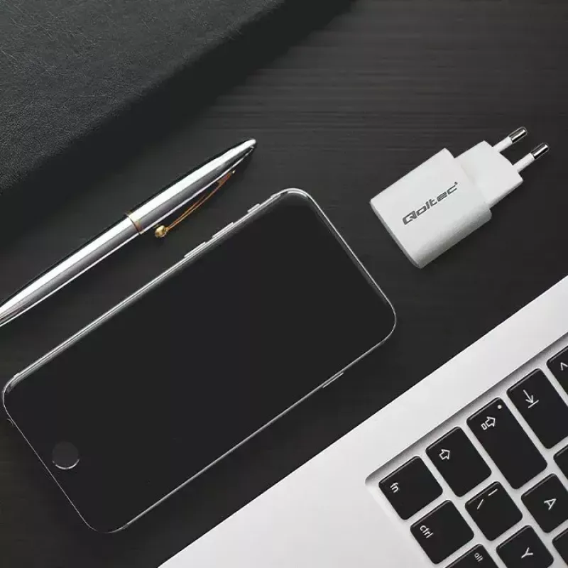QOLTEC Nabíjačka 50763 — interiérová AC rýchla nabíjačka 35W, USB-C PD 3.0 + USB-A, 5–20V, biela