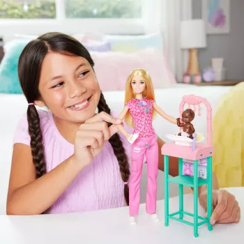 Barbie Baby Doctor bábika s blondínskou módnou bábikou, 1 bábika, nábytok a príslušenstvo