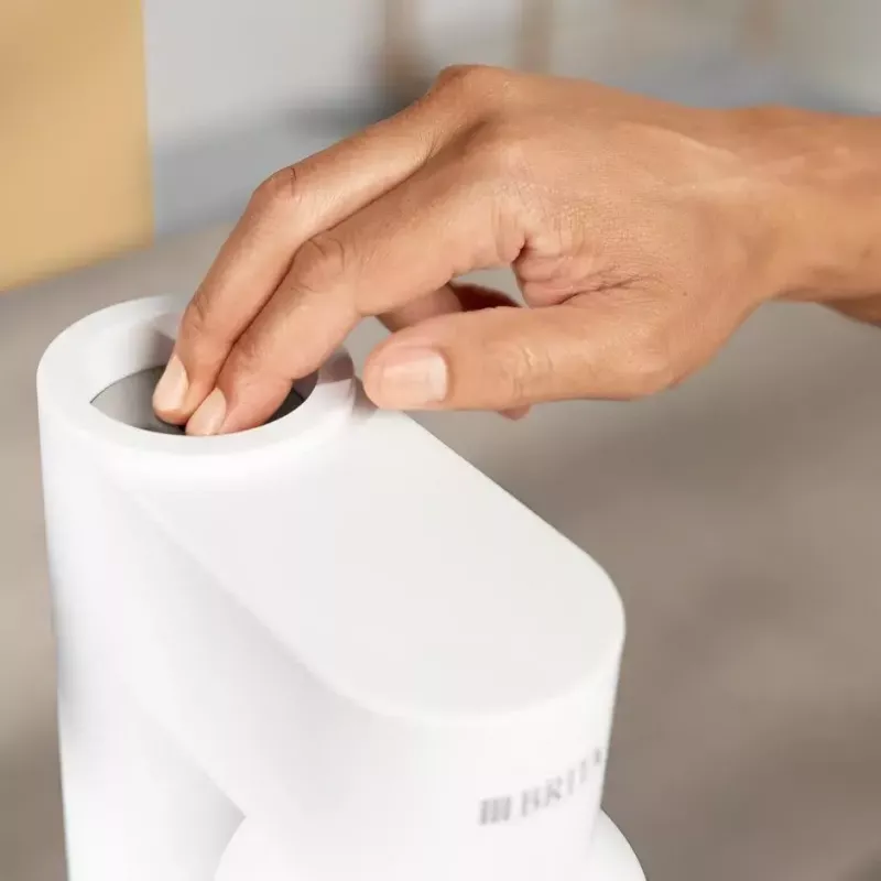 Sýfonovač BRITA Carbonator 1046730 biela — kompaktný stolný sýfonovač s 2 fľašami (231×126×443 mm)