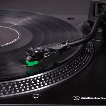Audio-Technica AT-LP120XUSB gramofón s priamym pohonom (analógový a USB), strieborný