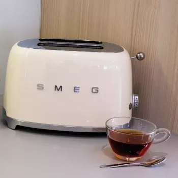 Hriankovač Smeg TSF01CREU krémový 2 plátky