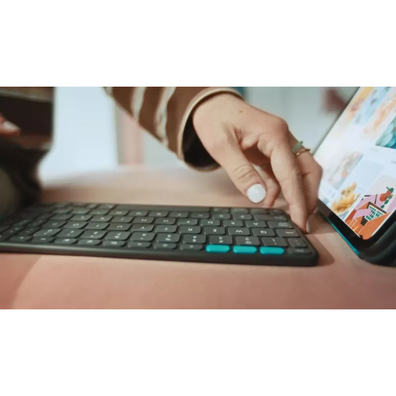 LOGITECH Flip Folio Graphite – iPad Pro 13 palcov (M4) iPad Air 13 palcov (M2 & M3) – Qwertz nemecká