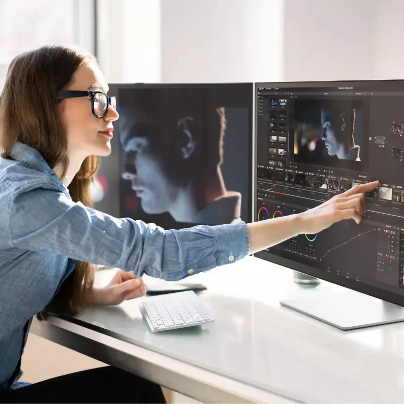 Dotykový monitor ALOGIC Clarity Max Touch 32C4KPDWT, 32 palcov, 3840x2160 4K UHD, 65 W Power Delivery, webkamera 8 MP, USB hub, čierny/strieborný