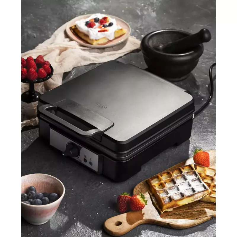 Waffleovač Adler AD 3049, 4 štvorcové wafle, nepriľnavý povrch, 1800 W, čierny