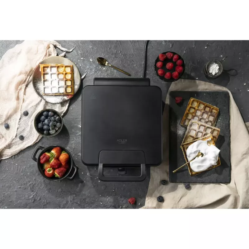 Waffleovač Adler AD 3049, 4 štvorcové wafle, nepriľnavý povrch, 1800 W, čierny