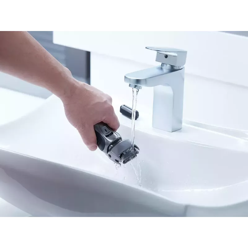 Panasonic ES-RW33 elektrický planžetový holiaci strojček, Wet & Dry, bezdrôtový, vyklápací zastrihávač, výdrž 30 min, čierna/strieborná