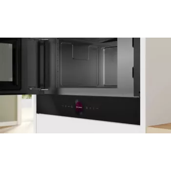 Vstavaná samostatná mikrovlnná rúra Bosch Serie 8 BFL7221B1 — 900 W, 21 L, dotykové ovládanie, čierna